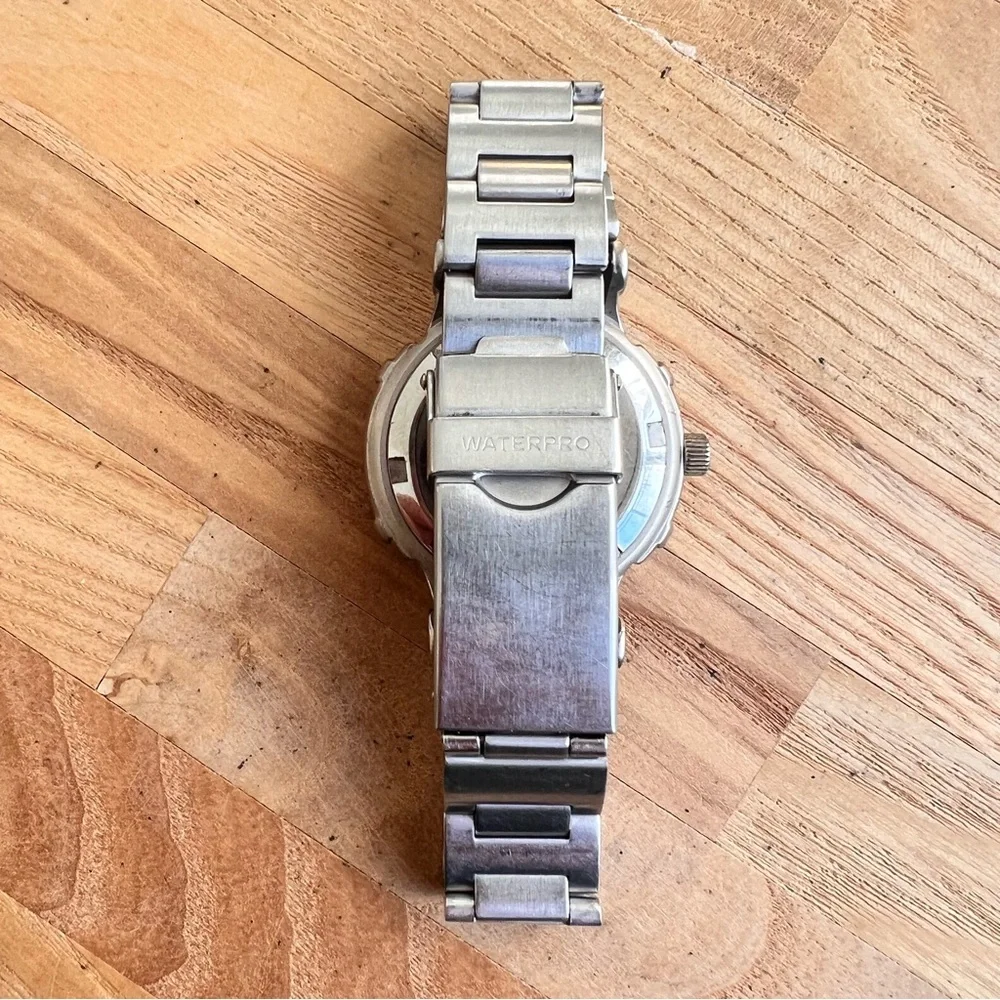 Guess ladies waterpro blue dial silver tone sport watch NEW BATTERY